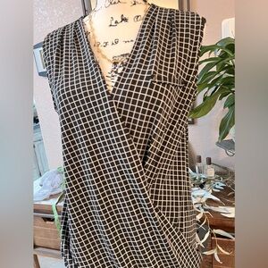 WHITE HOUSE BLACK MARKET sleeveless black and white checkered blouse. Size m